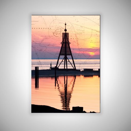 CuxPrint - Motiv: Kugelbake im Sonnenaufgang mit Seekarte Hochformat | 3mm Alu-Dibond-Platte Galerie Print