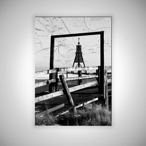 CuxPrint - Motiv: Kugelbake mit Seekarte Hochformat | 3mm Alu-Dibond-Platte Galerie Print