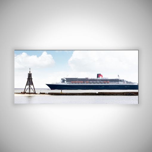 CuxPrint - Motiv: Kugelbake mit Queen Mary 2 Panorama | 3mm Alu-Dibond-Platte Galerieprint