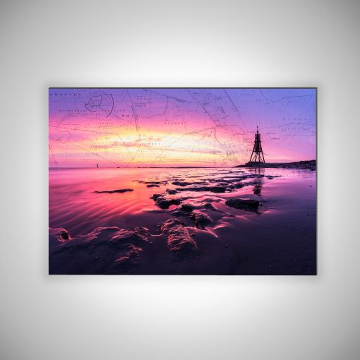 CuxPrint - Motiv: Kugelbake bei Ebbe im Sonnenuntergang mit Cuxhavenseekarte Querformat | 3mm Alu-Dibond-Platte Galerie Print