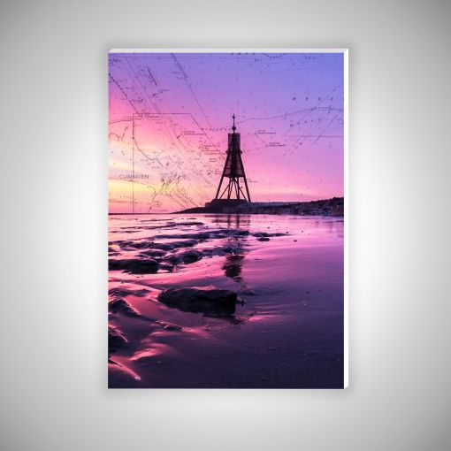 CuxPrint - Motiv: Kugelbake bei Ebbe im Sonnenuntergang mit Seekarte Hochformat | Hartschaumplatte 10mm Galerie Print