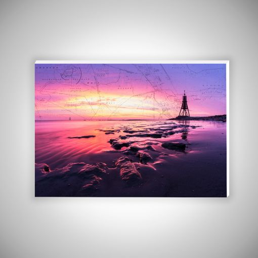 CuxPrint - Motiv: Kugelbake bei Ebbe im Sonnenuntergang mit Cuxhavenseekarte Querformat | Hartschaumplatte 10mm Galerie Print