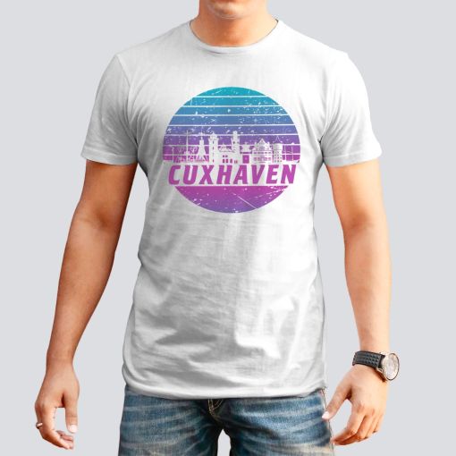 Cuxhaven Skyline violett im Kreis | Herren T-Shirt-weiß-L