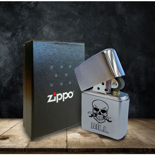 Zippo - Motiv: Totenkopf mit Wunschnamen | Zippo