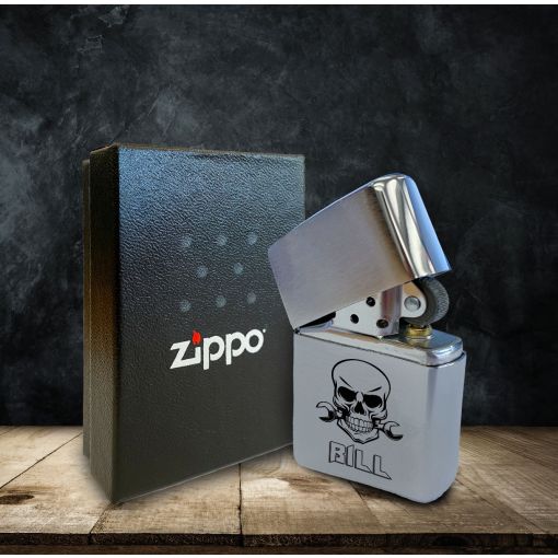 Zippo - Motiv: Totenkopf mit Wunschnamen | Zippo